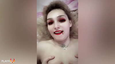 伊万-赫尔辛狠狠地干了一个性感的吸血鬼,并在她的屁股上射精
