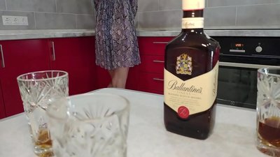 与一个朋友的醉酒妻子做爱。希望我不会让她怀孕。